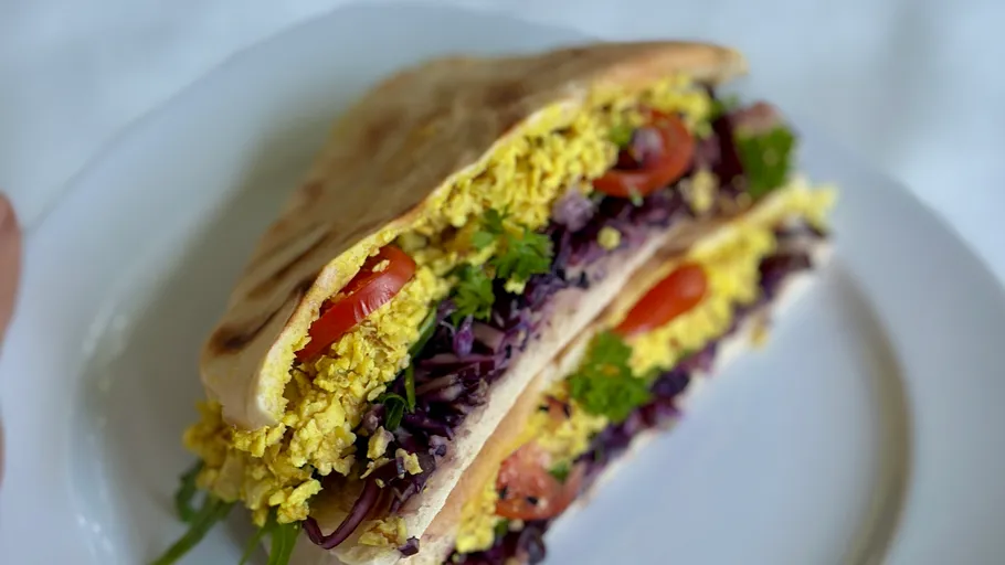 Sandwich mit Tofu und Gemüse auf Teller.