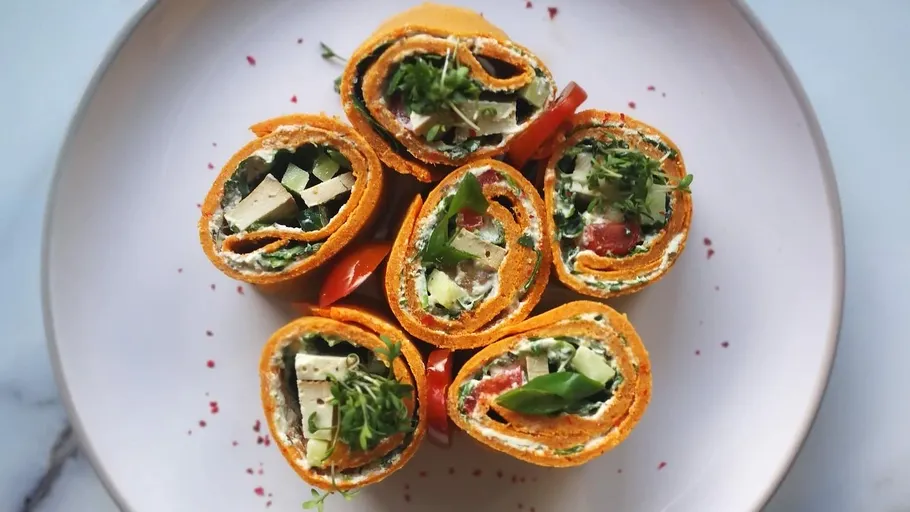 Gemüsewraps mit Grünzeug auf einem Teller.