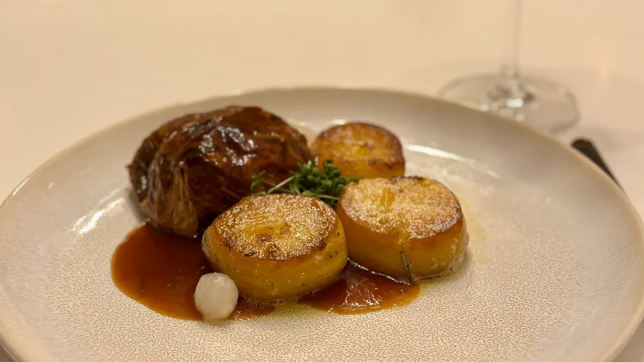 Rinderbraten mit Kartoffeln auf weißem Teller.