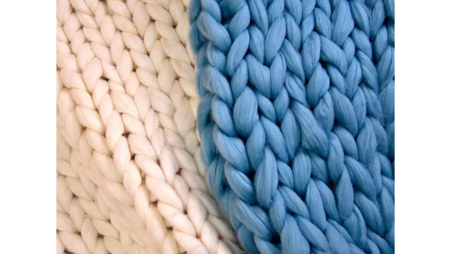 Weiße und blaue grob gestrickte Stoffe Nahaufnahme.