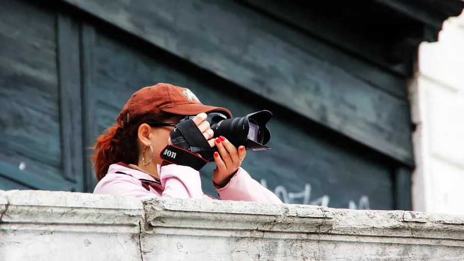 Person fotografiert über Betonmauer im Freien.