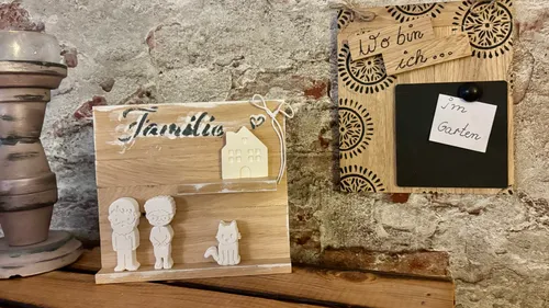 Holztafel mit Familien- und Notizmotiv.