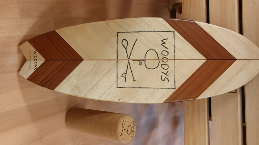Holz-Balanceboard auf Holzoberfläche.