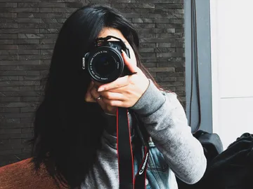 Eine Person hält eine Kamera und macht ein Foto.