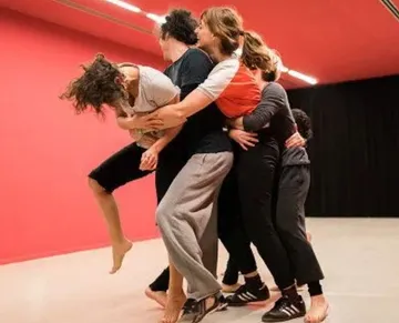 Fünf Personen bei einem Tanztraining.