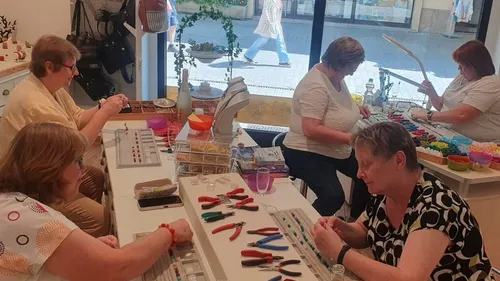 Frauen basteln Schmuck in hellem Atelier.