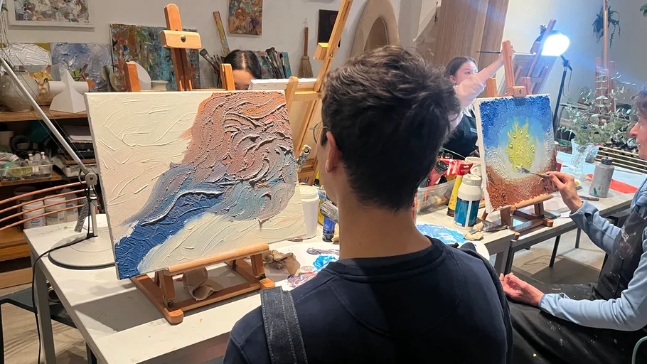 Person betrachtet abstrakte Gemälde im Kunststudio.