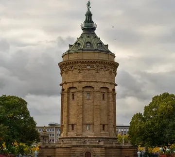Ziegelturm steht majestätisch unter grauem Himmel.
