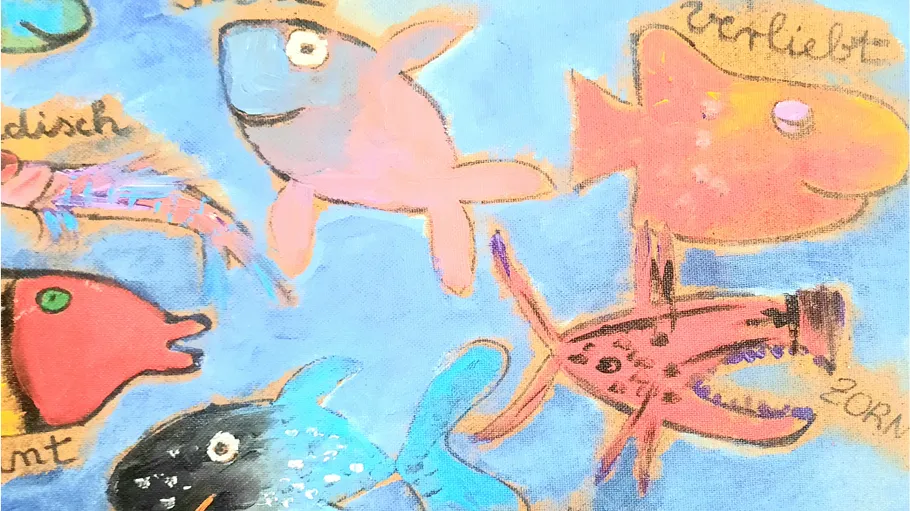 Bunte gemalte Fische auf blauem Hintergrund.