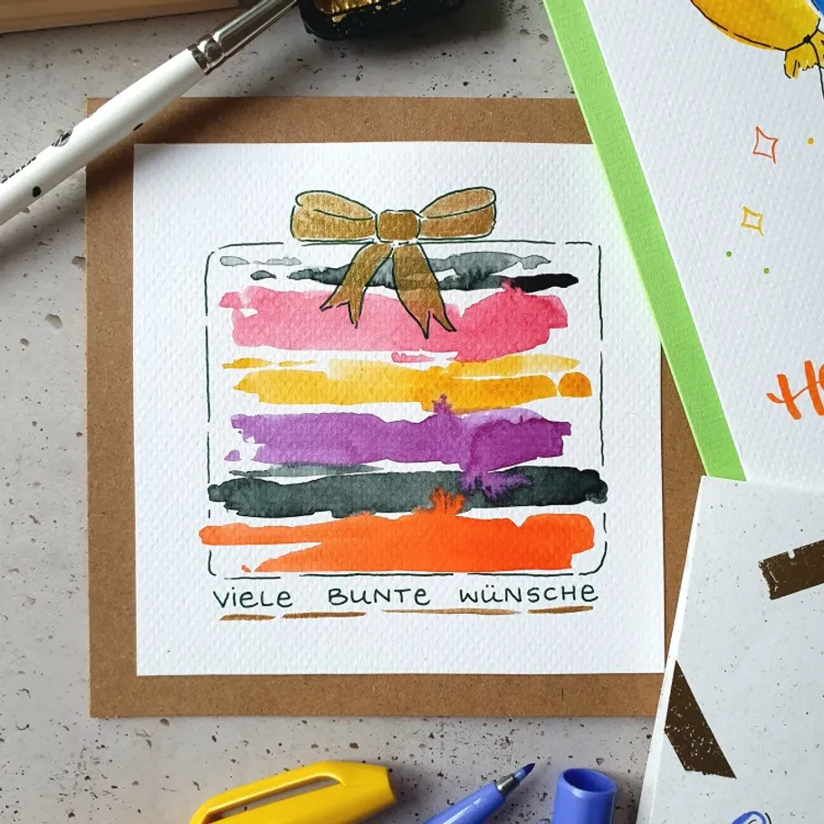 Bunte Geschenkkarte mit Streifen und Schleife.