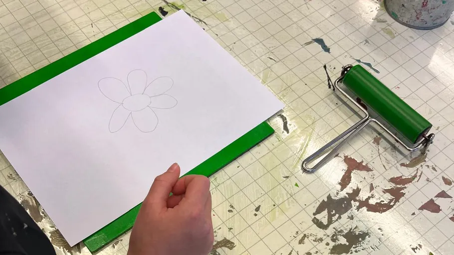 Hand zeichnet Blume auf Papier, Basteltisch.