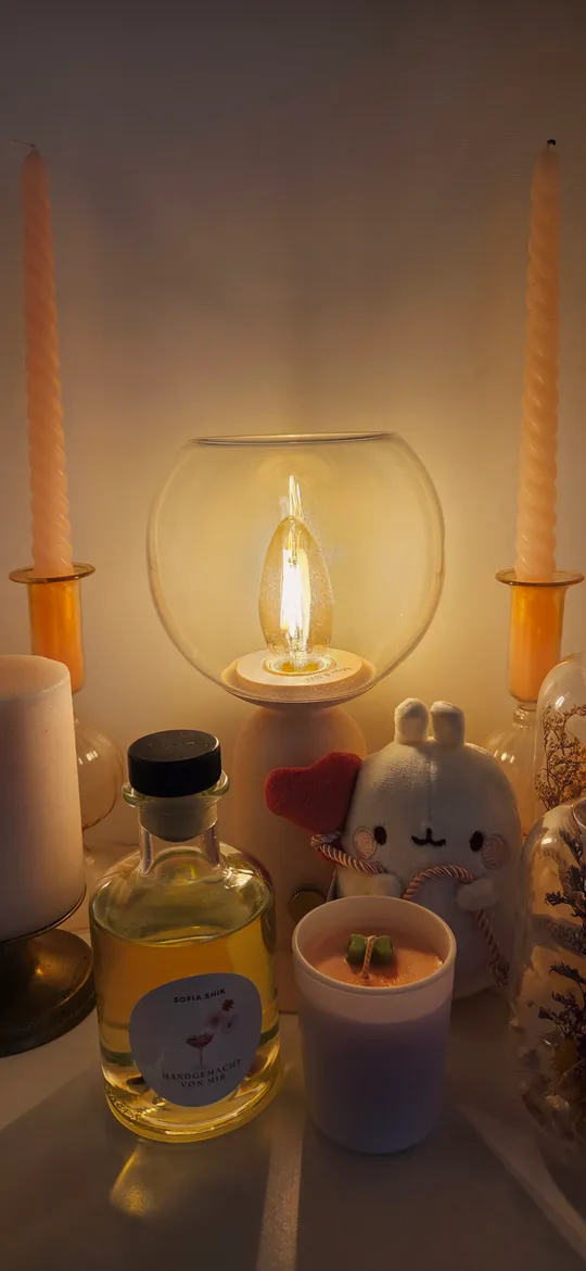 Lampe, Kerzen, Plüschspielzeug schaffen gemütliche Atmosphäre.