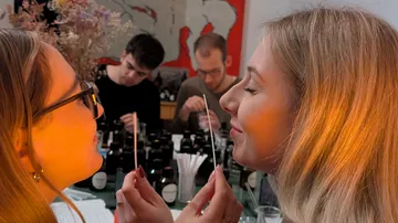 Frauen riechen Duftstreifen im Duft-Workshop.