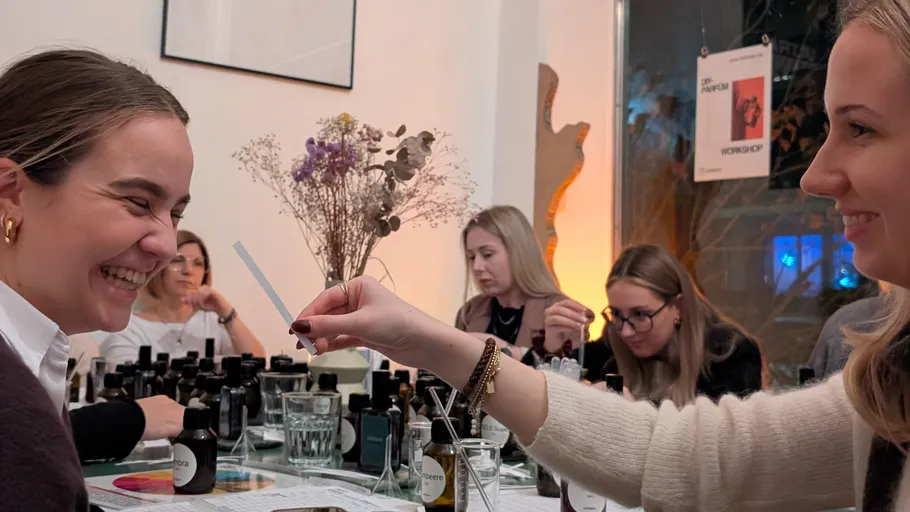 Frauen genießen Parfüm-Workshop mit Dufttest.