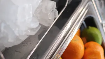 Eis und Obst in Metallbehältern.