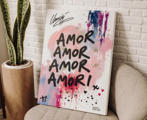Buntes Gemälde mit 'Amor'-Text auf Stuhl.