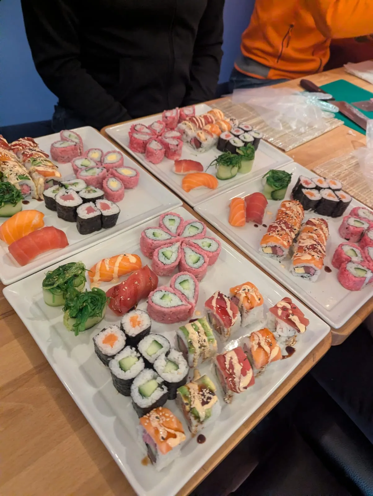 Teller mit verschiedenen Sushi auf einem Tisch.