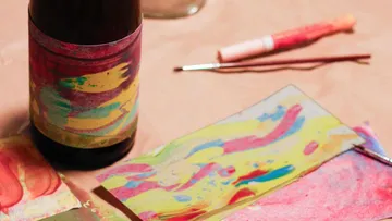 Bunte abstrakte Kunstmaterialien auf einem Tisch.
