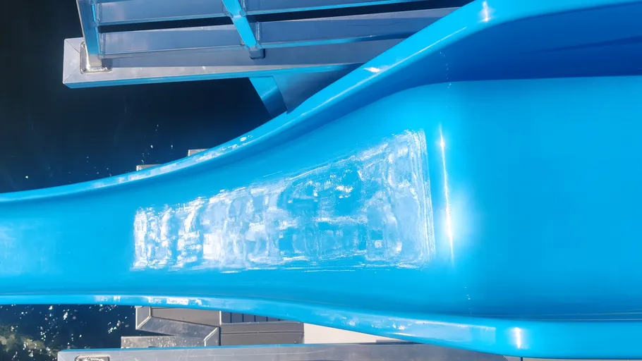 Blaue Rutsche führt zur Wasseroberfläche.