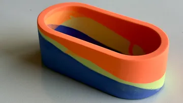 Bunte ovale Schale auf hellem Untergrund.