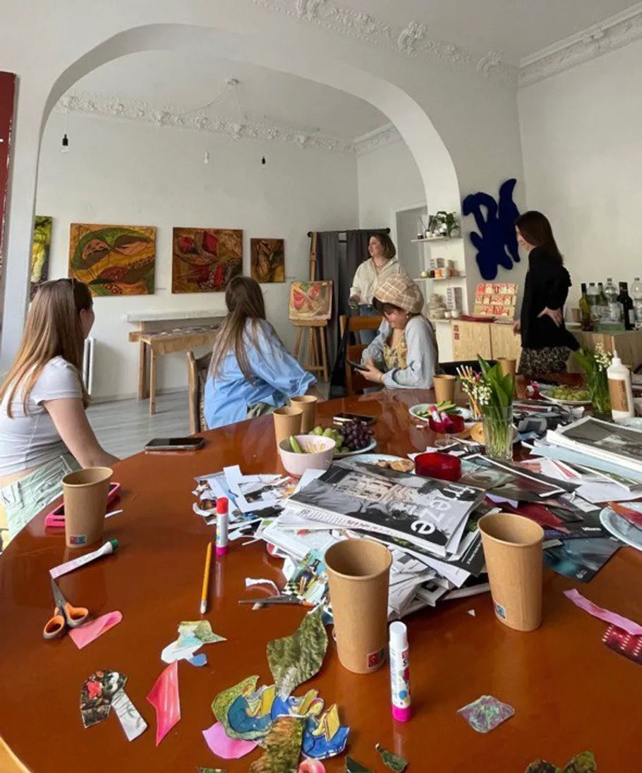 Gruppe erstellt Kunstprojekte in Studio-Umgebung.