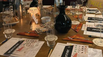 Tisch für Weinprobe mit Speisekarten gedeckt.