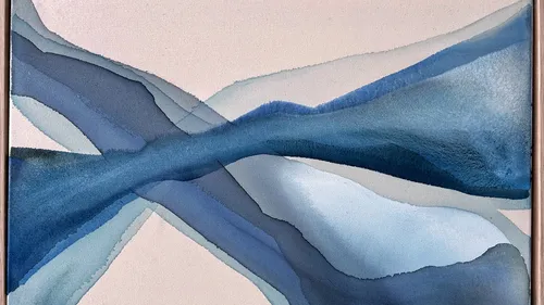 Abstraktes Gemälde mit blauen fließenden Formen.