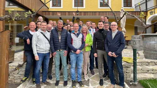 Gruppe von Menschen posiert im Innenhof.