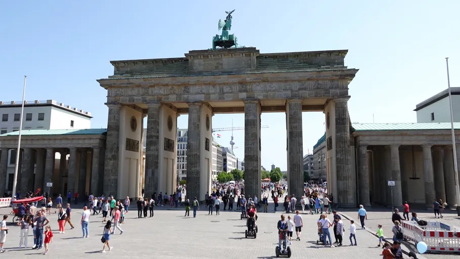 Brandenburger Tor mit Touristen in Berlin.