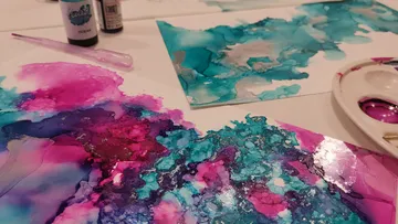 Bunte Aquarellfarben auf Papier, kreative Gestaltung im Atelier.