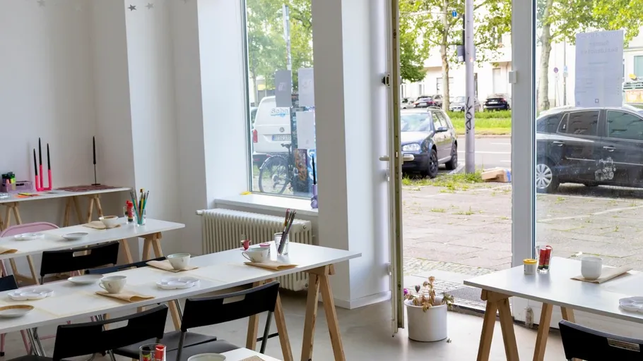 Tische für Kunstkurs im sonnigen Studio.