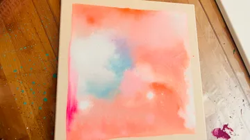 Abstraktes Aquarell auf Holztisch.