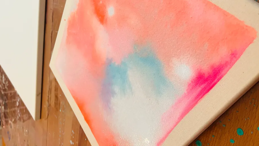 Aquarellgemälde mit roten und blauen Tönen.