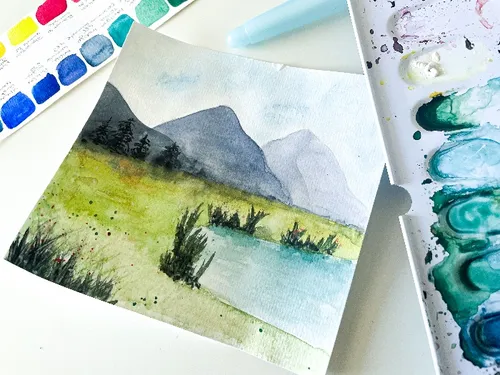 Aquarellbild von Landschaft mit Wasser, Bergen und Pflanzen.