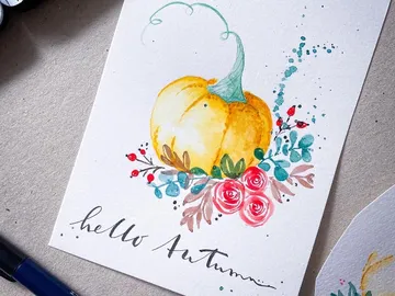 Gelbe Kürbiszeichnung mit Blumen und `hello Autumn` Text.