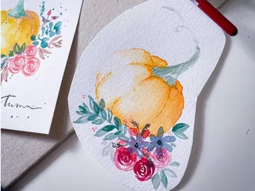 Aquarellgemälde einer Kürbis mit Blumen am Rand.