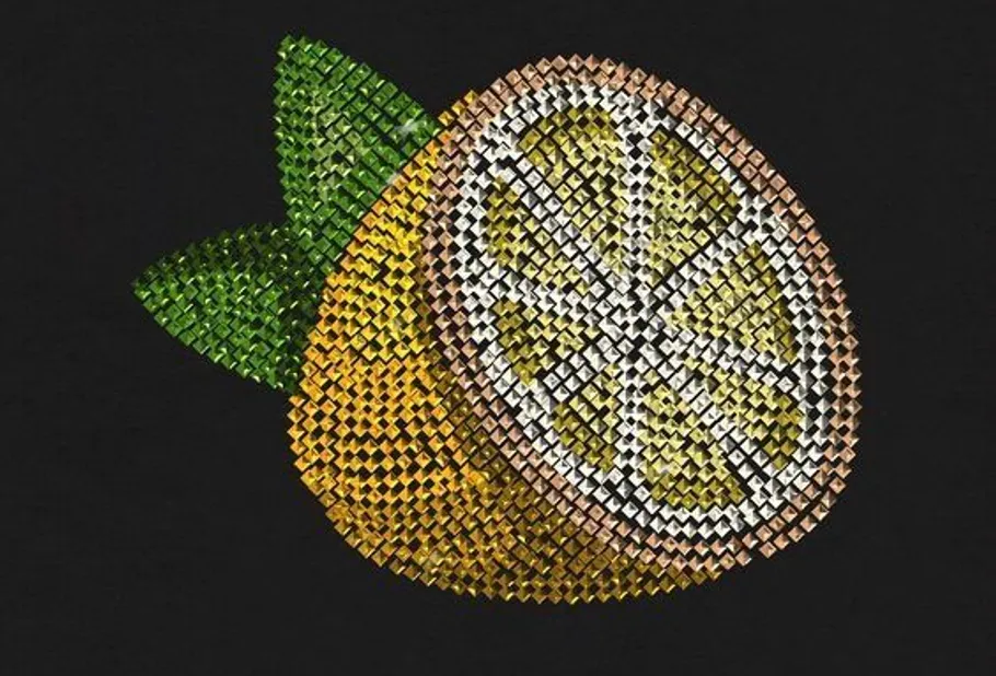 Pixelierte Zitrone mit Blättern auf schwarzem Hintergrund.