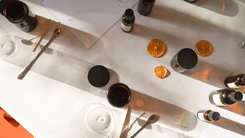 Ätherische Öle und getrocknete Orangen auf Tisch.