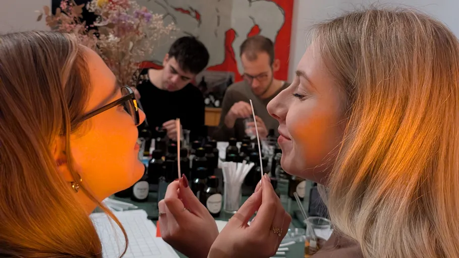 Frauen riechen Streifen, Kunst im Hintergrund.