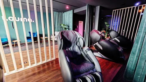 Massagestühle in einem modernen Lounge-Bereich.