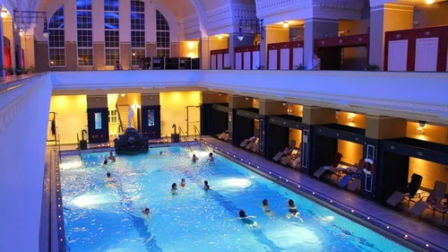 Hallenbad mit Menschen beim Entspannen.