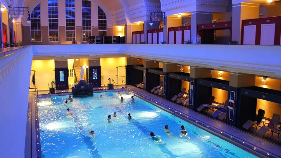 Hallenbad mit Menschen beim Entspannen.