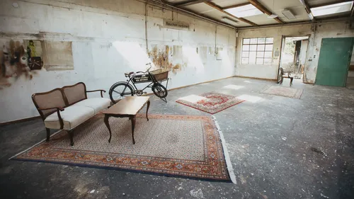 Vintage-Sofa und Fahrrad in industriellem Raum.