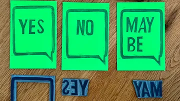 Grüne Karten mit JA, NEIN, VIELLEICHT Text.