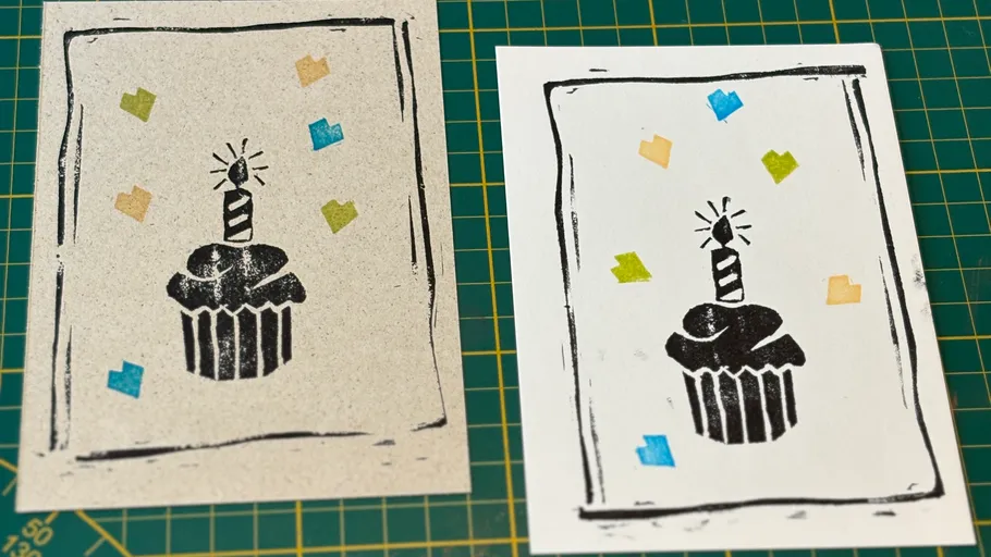 Cupcake-Drucke mit Kerzen auf Papier.