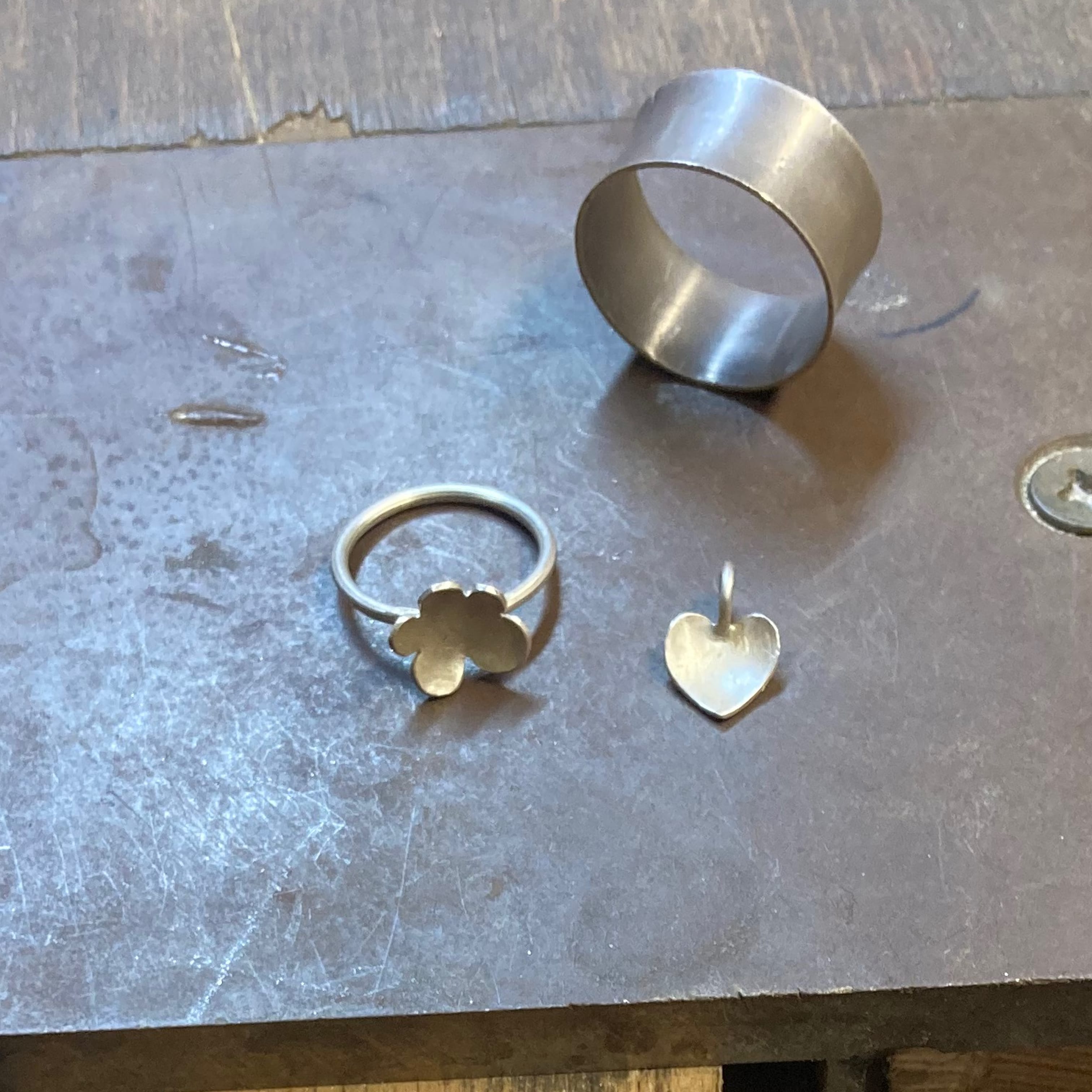 Goldschmiedekurs in Frankfurt: Schmuck selber gestalten