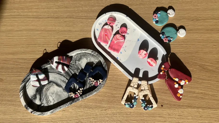 Bunte handgemachte Ohrringe auf Holzoberfläche.