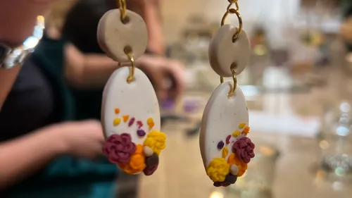 Handgemachte Blumenohrringe mit Hintergrundaktivität.