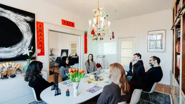 Gruppentreffen in einem dekorierten Raum.