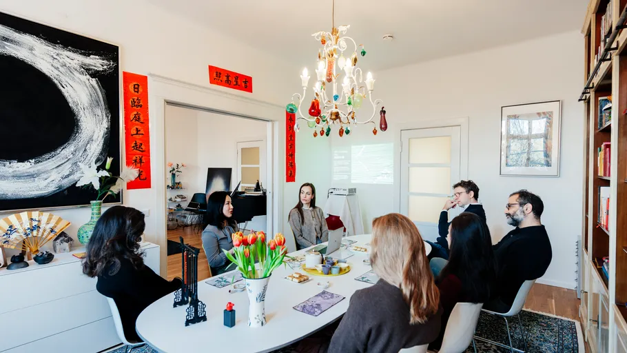Gruppentreffen in einem dekorierten Raum.